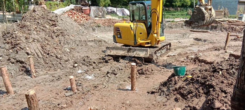 如何用松木樁在農(nóng)村宅基地打基礎(chǔ)？