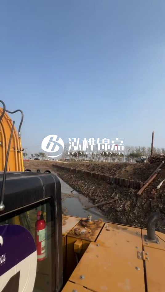 三門峽挖機(jī)打木樁專業(yè)施工-松木樁打樁木價(jià)格含運(yùn)輸成本嗎？