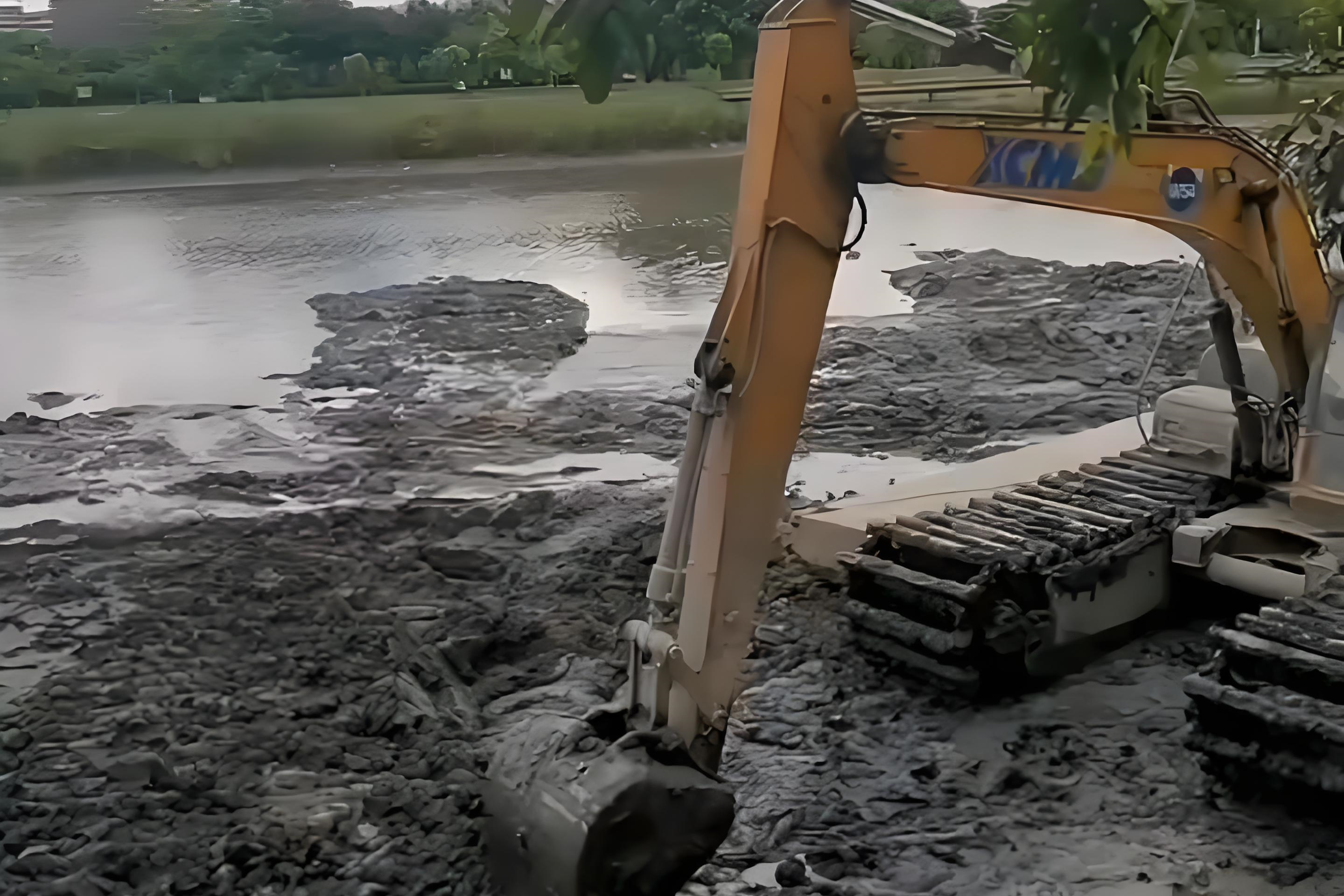 廣東東莞挖機清淤施工隊-水塘清淤需要請專業(yè)隊伍嗎？