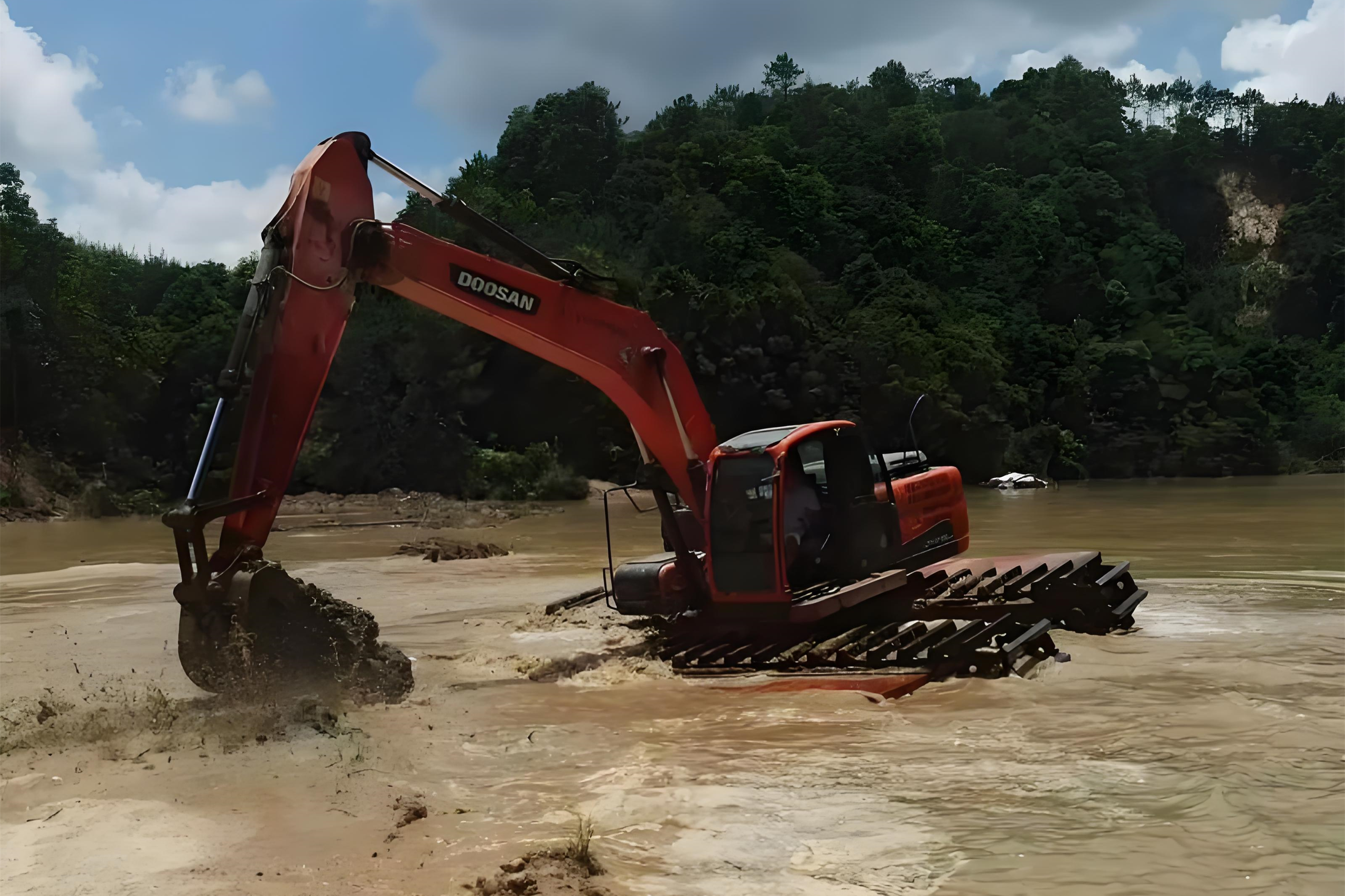 湖南長沙挖機清淤施工隊-小河道清淤的費用大概是多少錢一米？