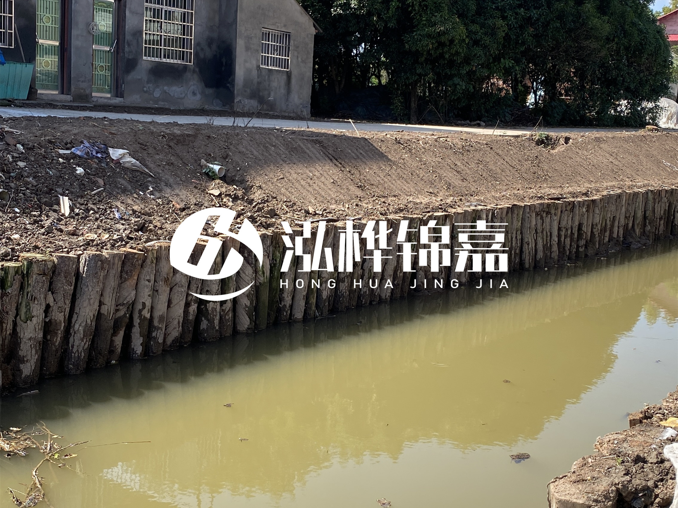 松木樁批發(fā)廠家泓樺錦嘉-圍堰松木樁間距多少能保證穩(wěn)定性？